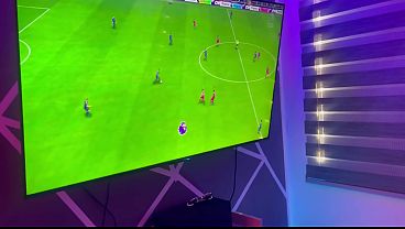 estoy jugando un video juego mientras recibo una mamada por parte de mi hermanastra