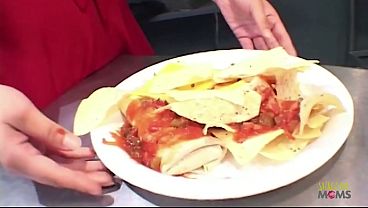 He made her breakfast and she was so happy she had to give a blowjob